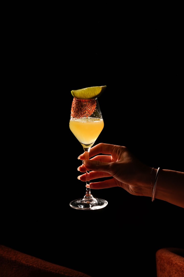 400 Vinyl Room: professional high-quality cocktail photography