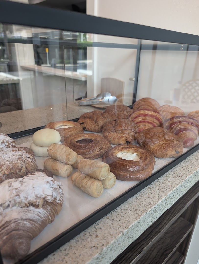 Chapola Cafe: appetizing display of fresh pastries