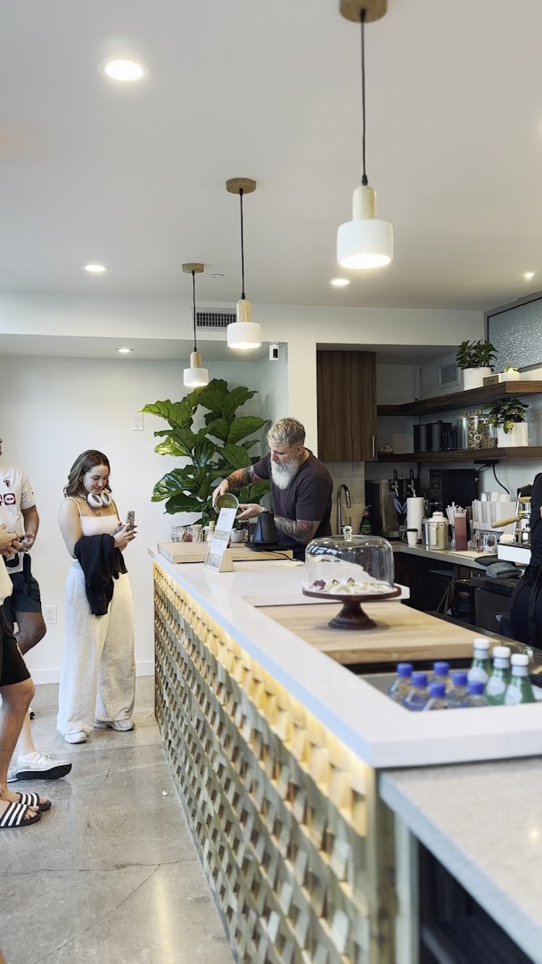 Chapola Cafe: atmosphere and staff working