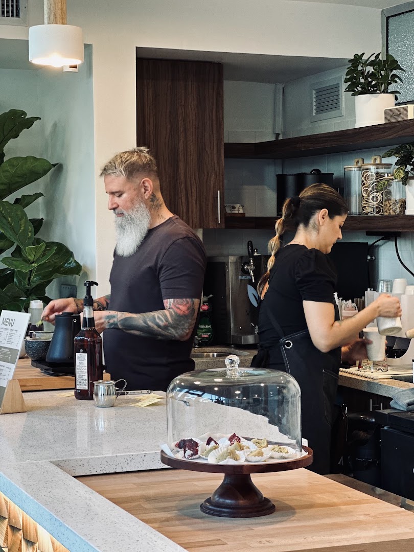 Chapola Cafe: professional staff preparing drinks