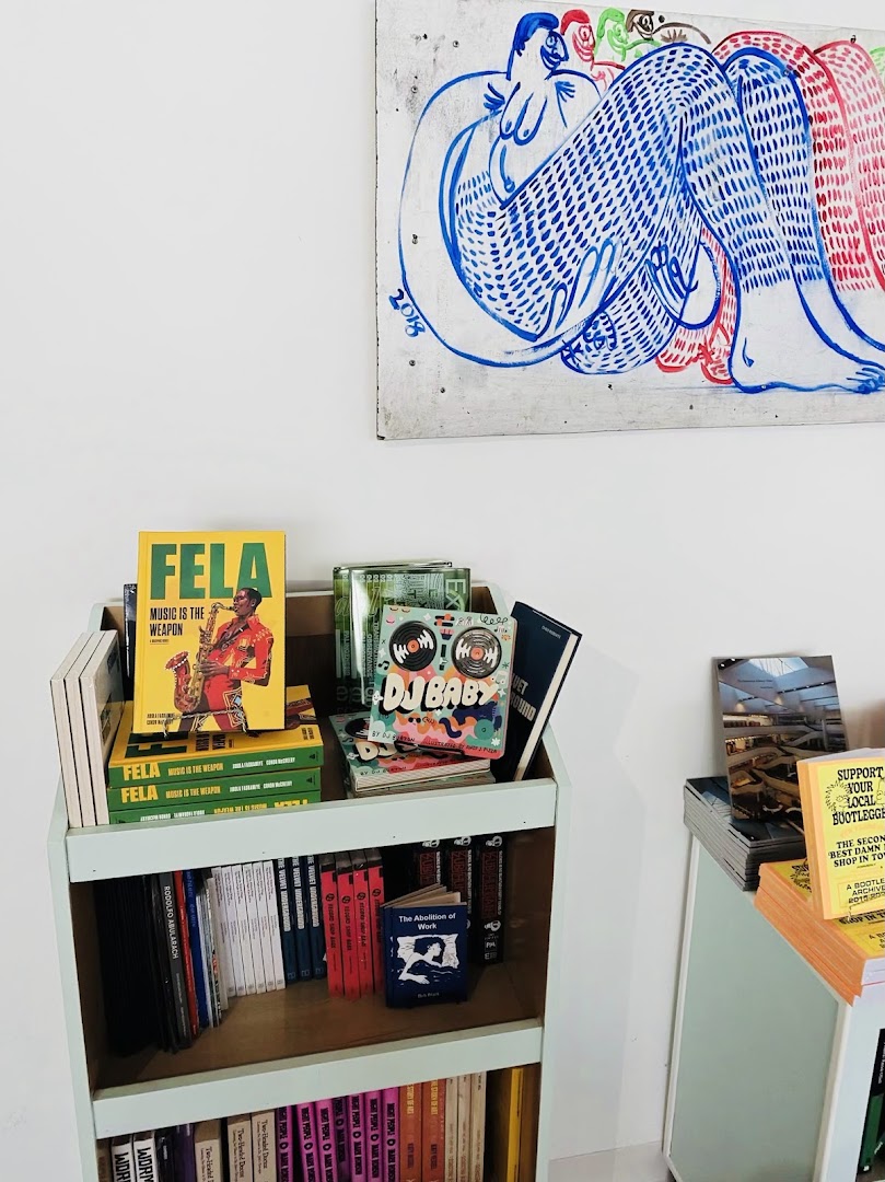 Dale Zine: clear display of shop products