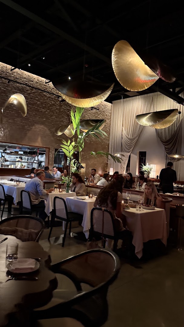 Fooq's: inviting atmosphere and professional quality