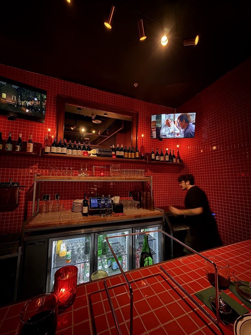 Fratesi's Pizza: clear shot of restaurant interior