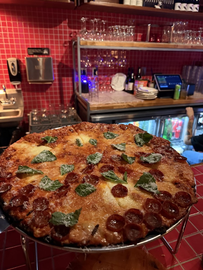 Fratesi's Pizza: appetizing pizza in restaurant setting