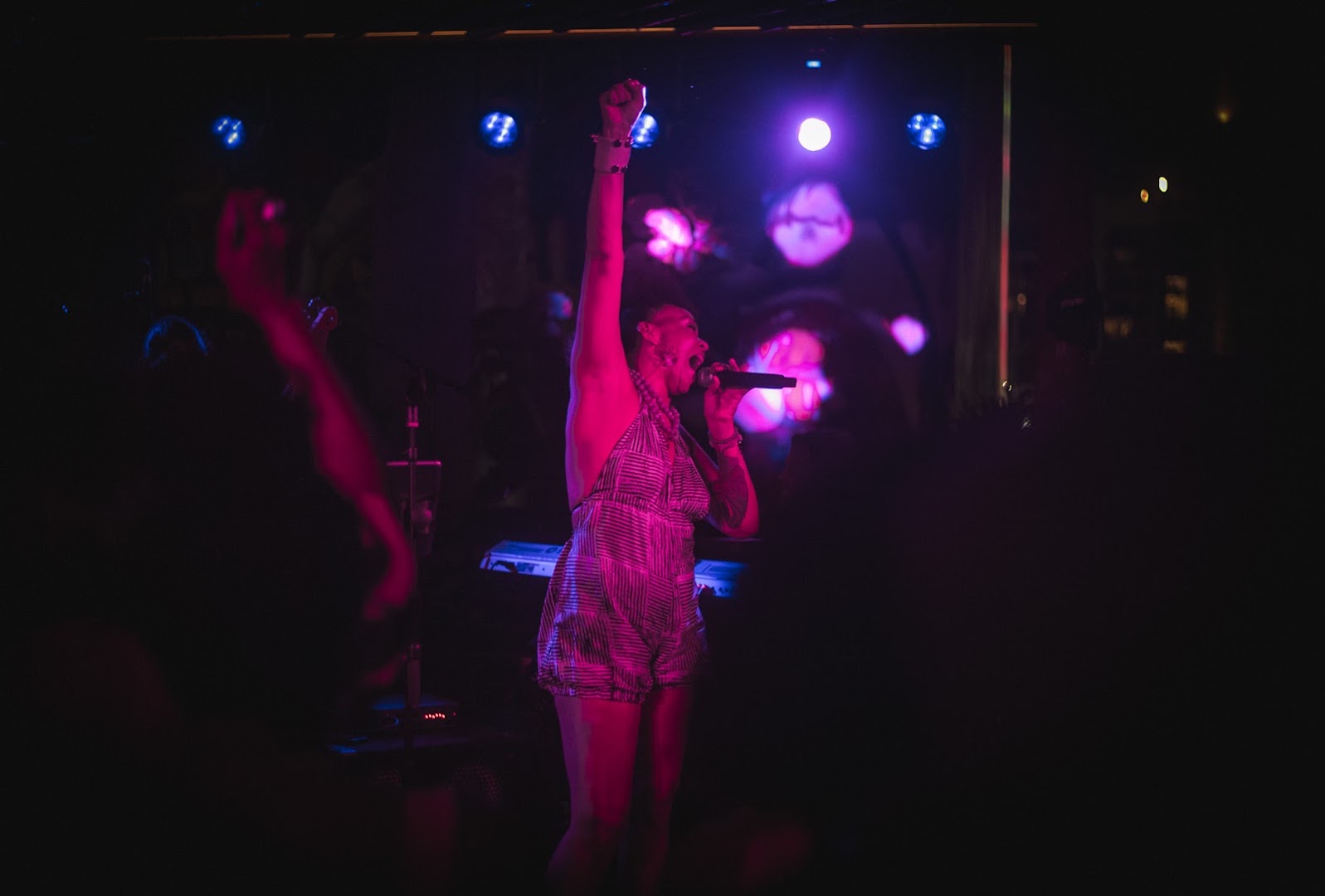 On & On: vibrant live music atmosphere