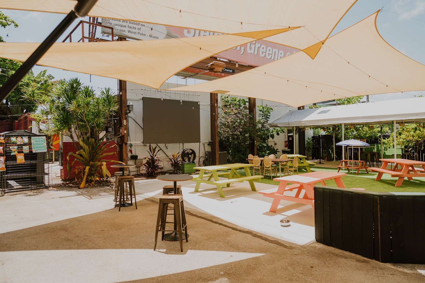 Upper Eastside Hangout: inviting outdoor bar seating area