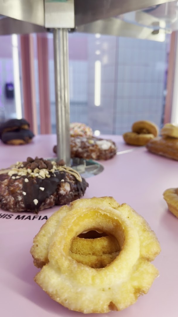 Voodoo Doughnut: appetizing display of fresh doughnuts