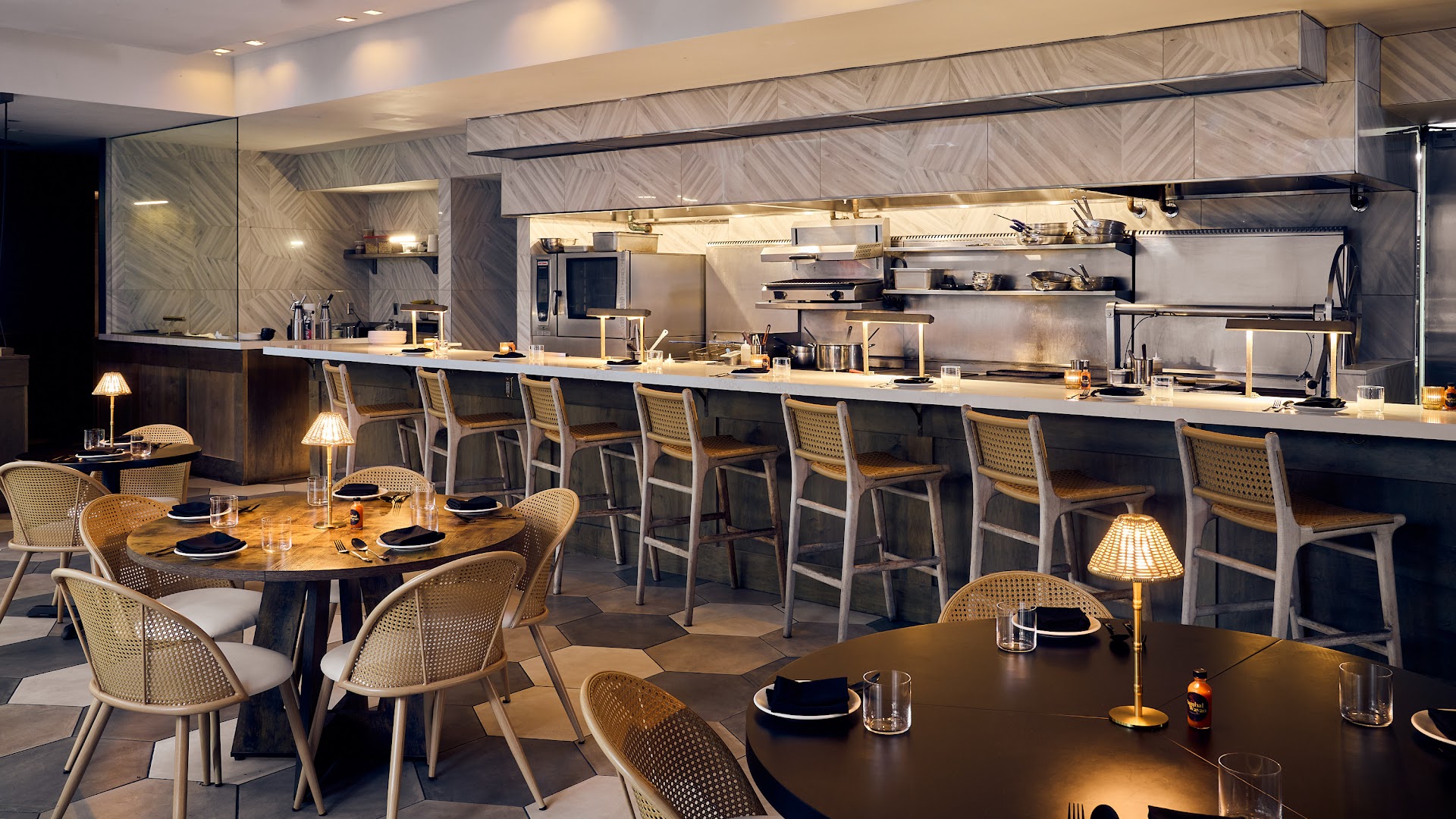 Wayan: high quality interior restaurant shot