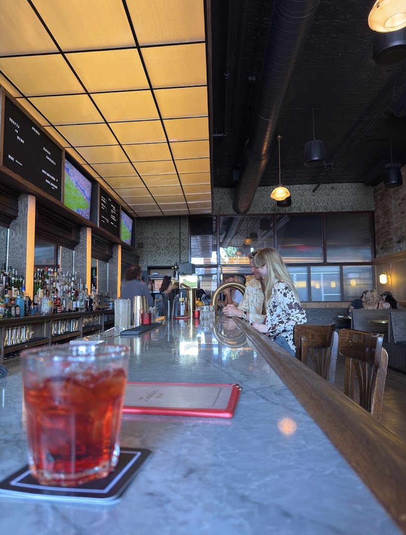 Lonely's Bar: inviting atmosphere and clear composition