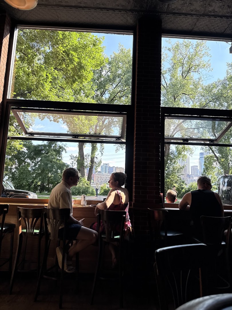 Lonely's Bar: inviting atmosphere with nice view