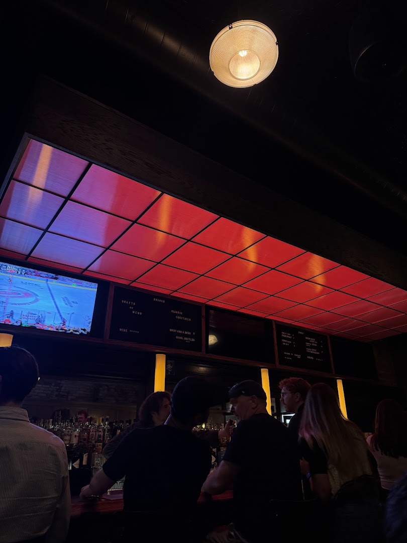 Lonely's Bar: bar's lively atmosphere