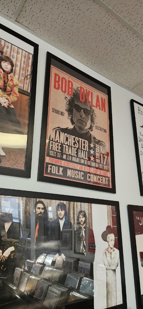 Lucky Cat Records: shop decor and atmosphere