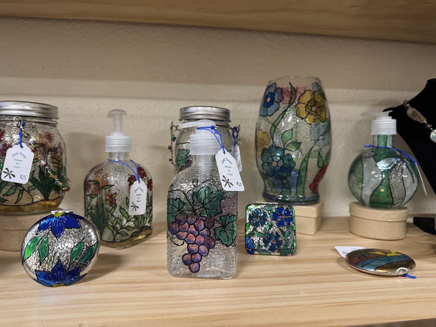 The Maker's Nook: clear display of shop products