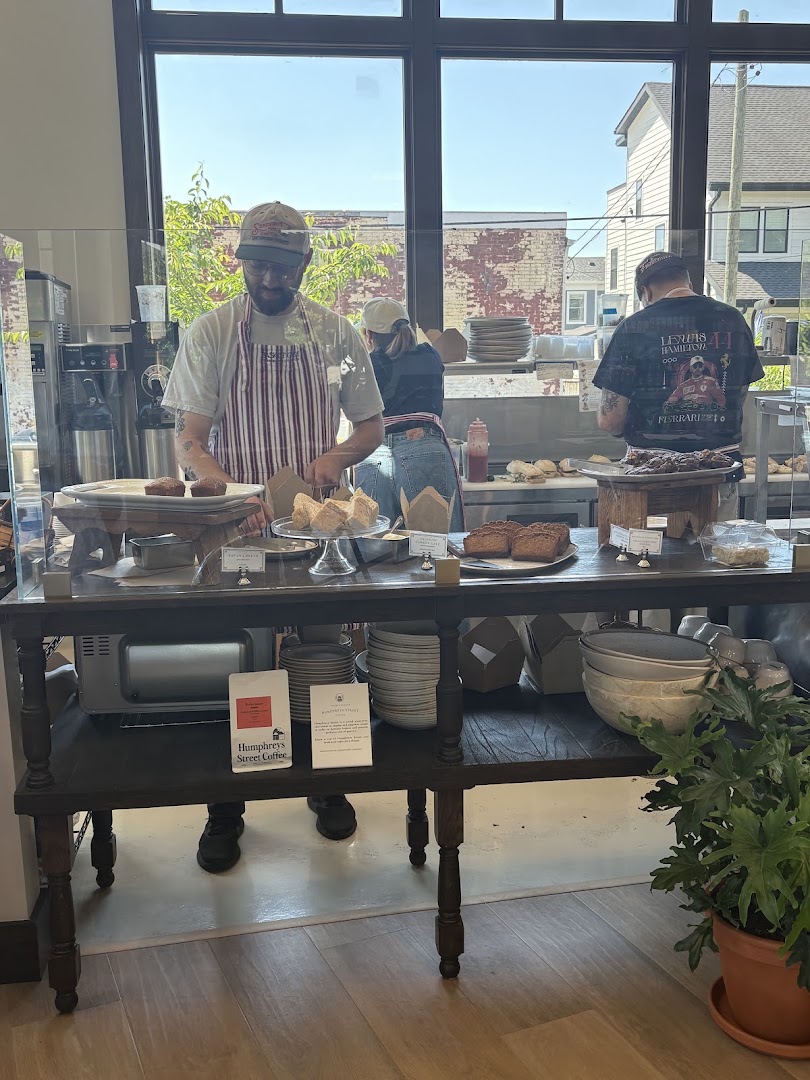 Basket Case Cafe & Grocer: staff preparing fresh food