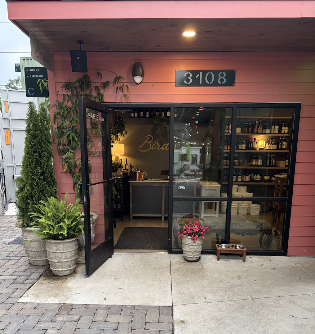 Birdie's: inviting and clear exterior shot