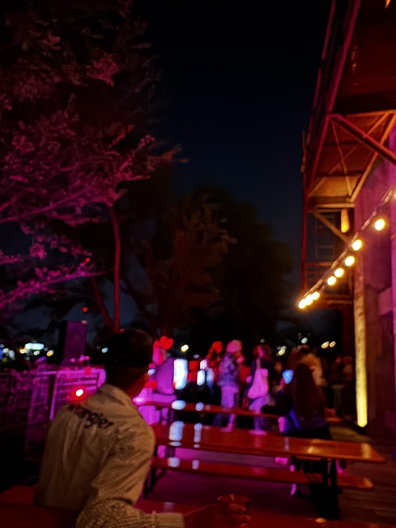 Charmers: bar's evening atmosphere