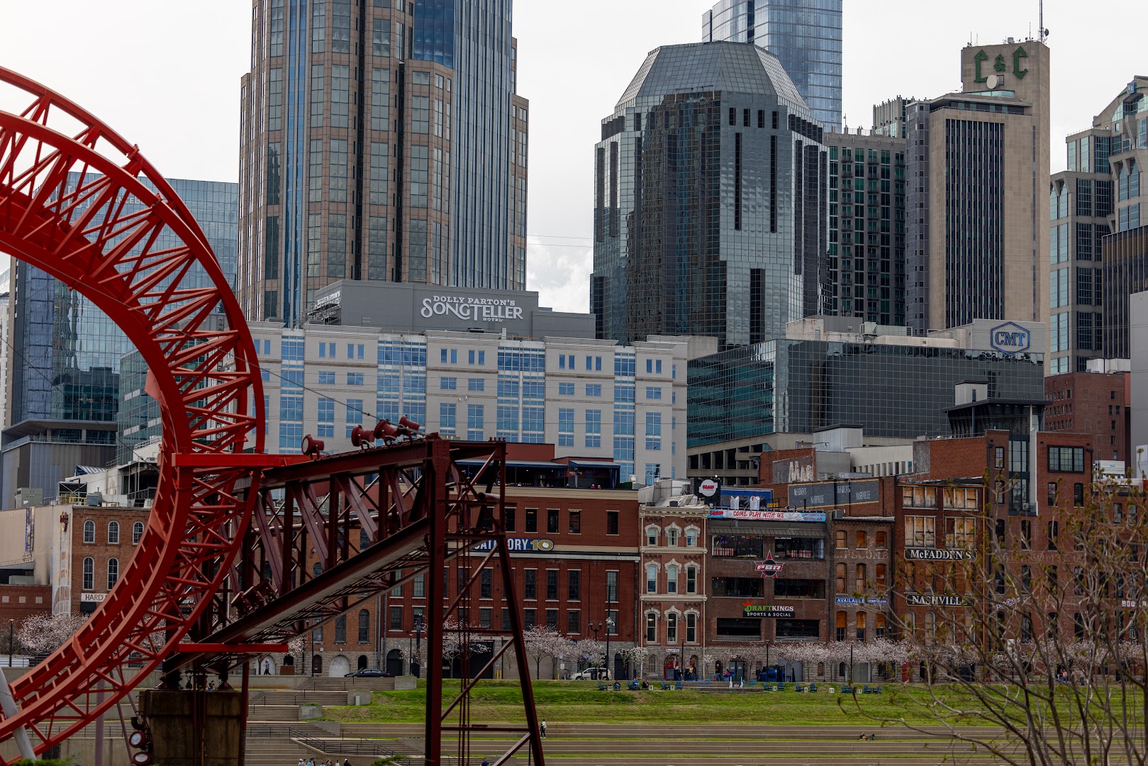 Dolly Parton's SongTeller Hotel: clear view of hotel exterior