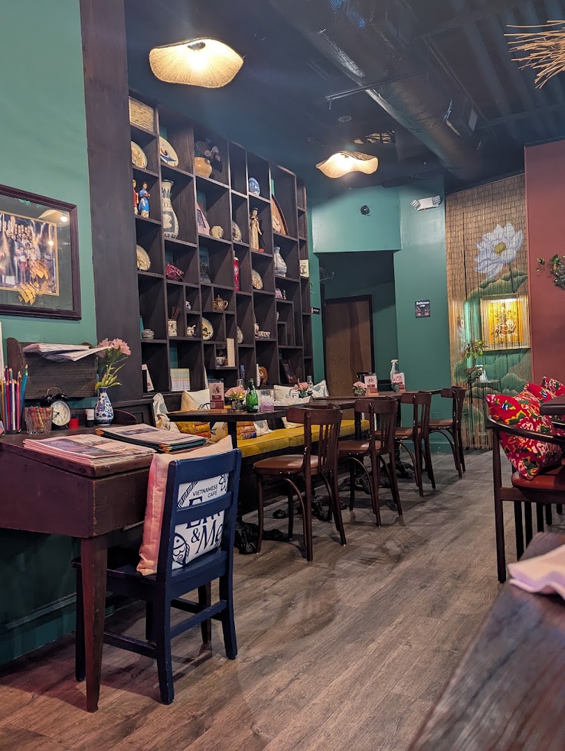 Em & Me Cafe: clear, inviting interior atmosphere