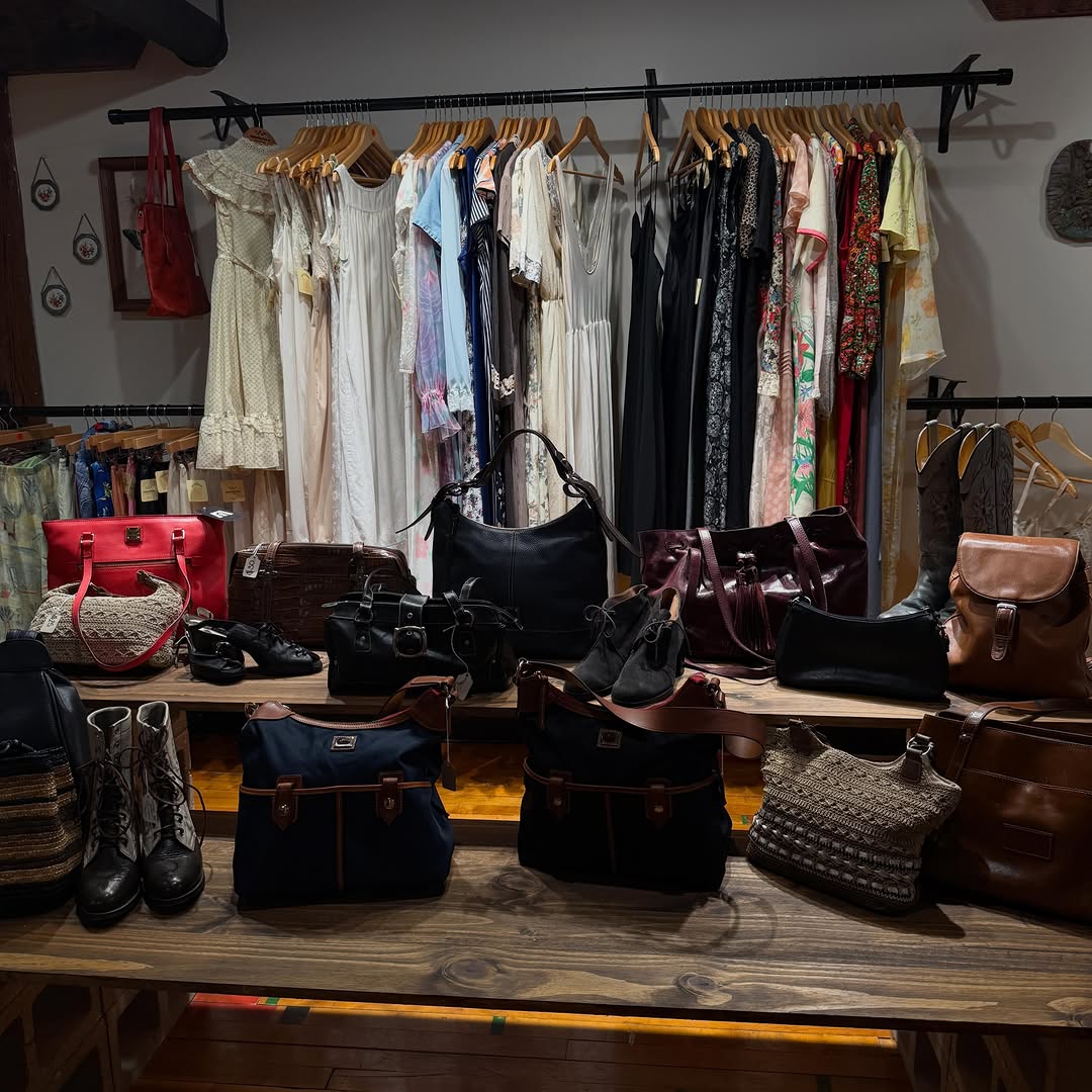 Every Direction Vintage: clear display of shop products