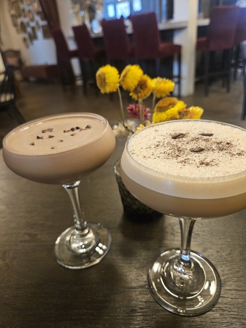 Lola's European Cafe: appealing photo of bar drinks