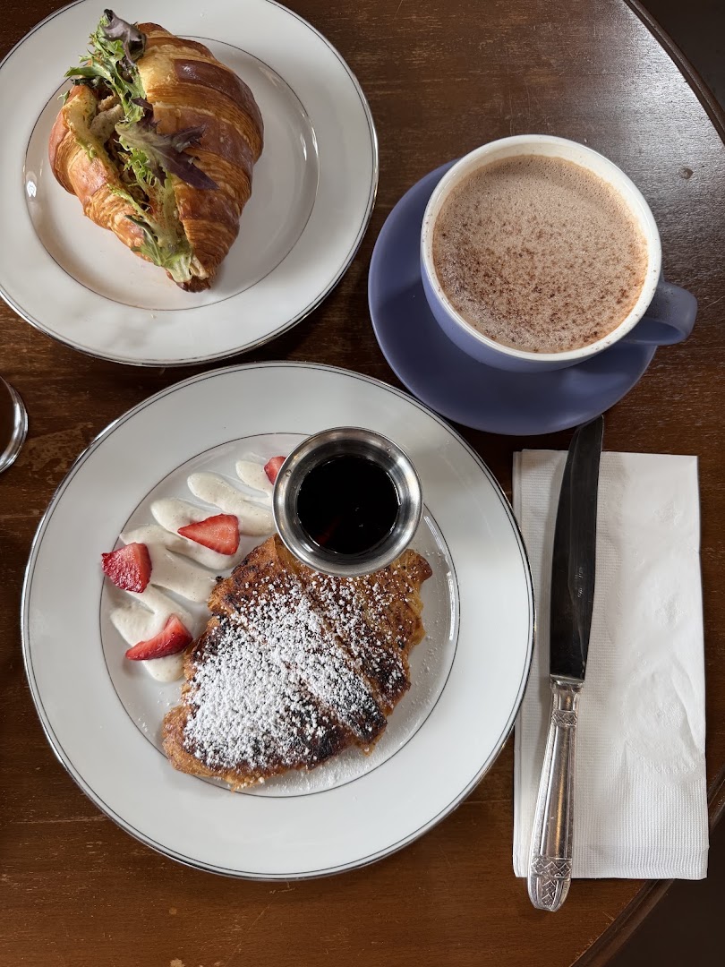 Olala Cafe: appetizing food and drink presentation