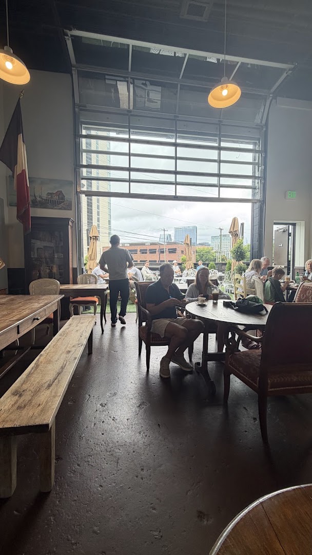 Olala Cafe: inviting atmosphere and interior