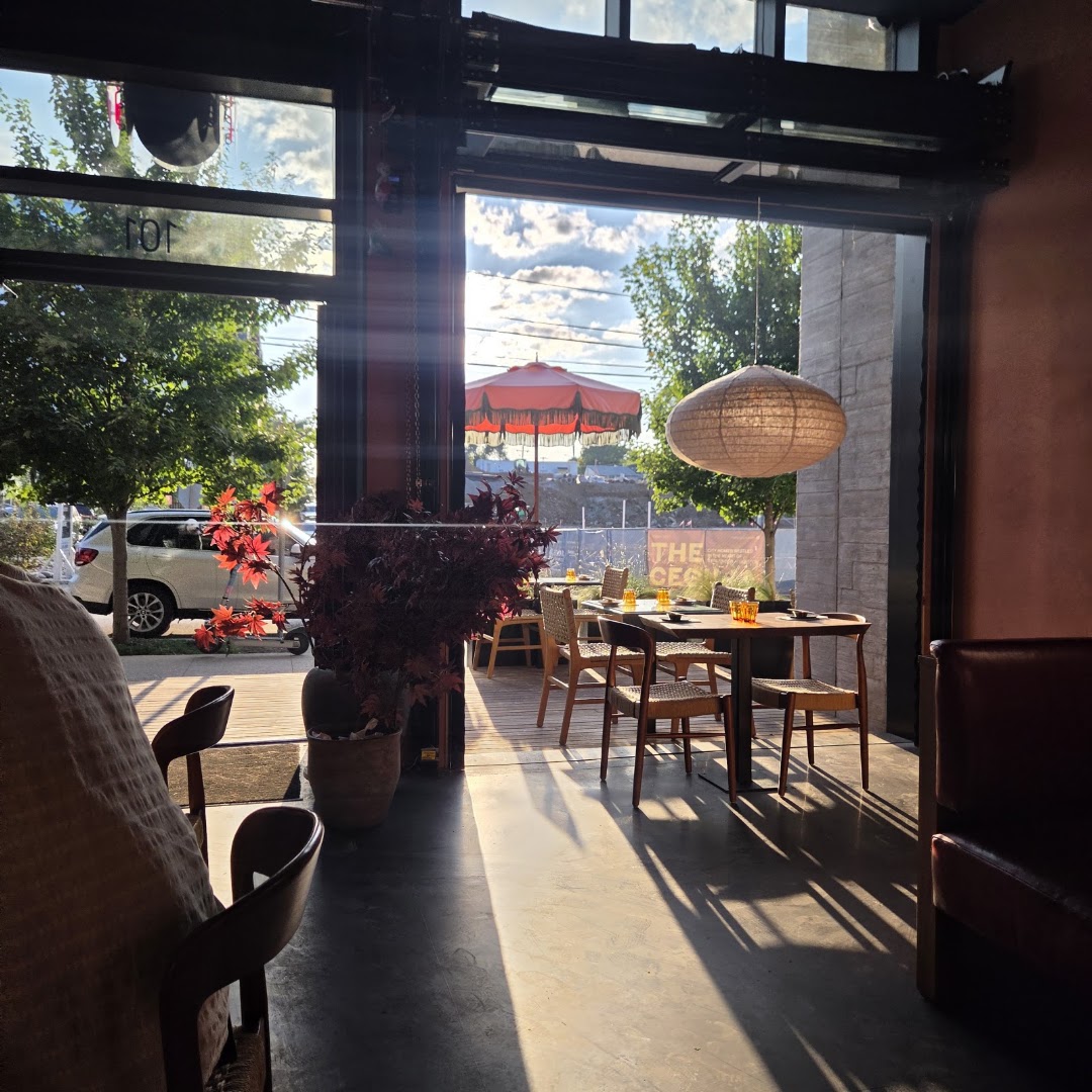 Sushi Row: inviting atmosphere and professional lighting