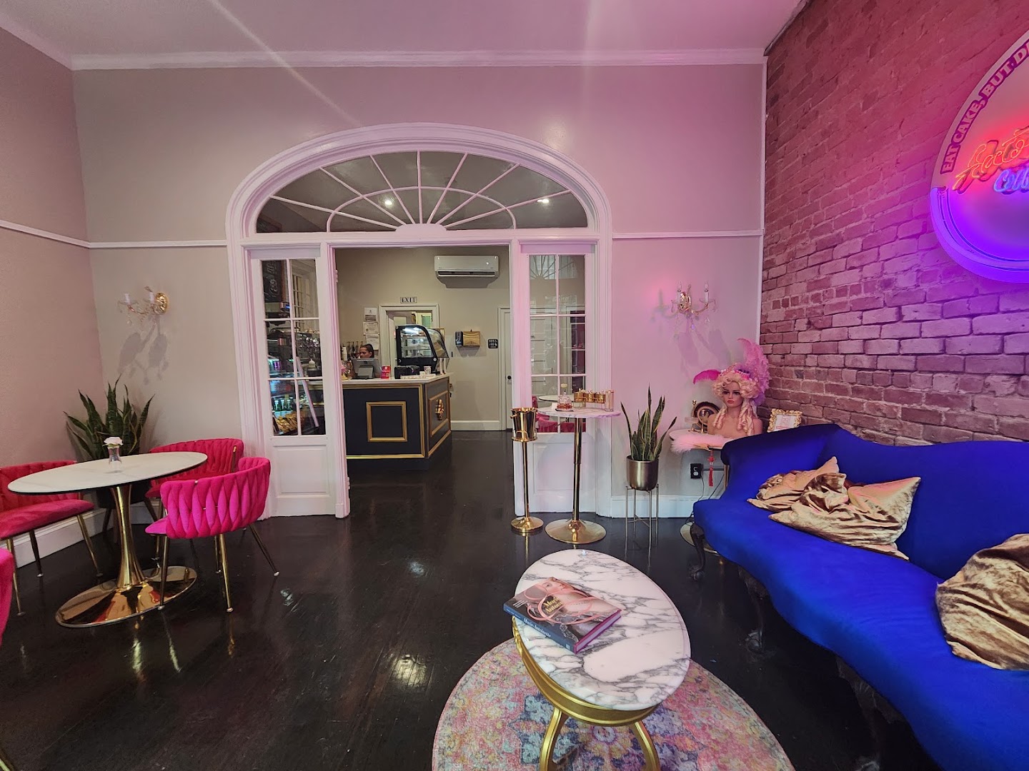 Antoinette's: clear, inviting interior atmosphere