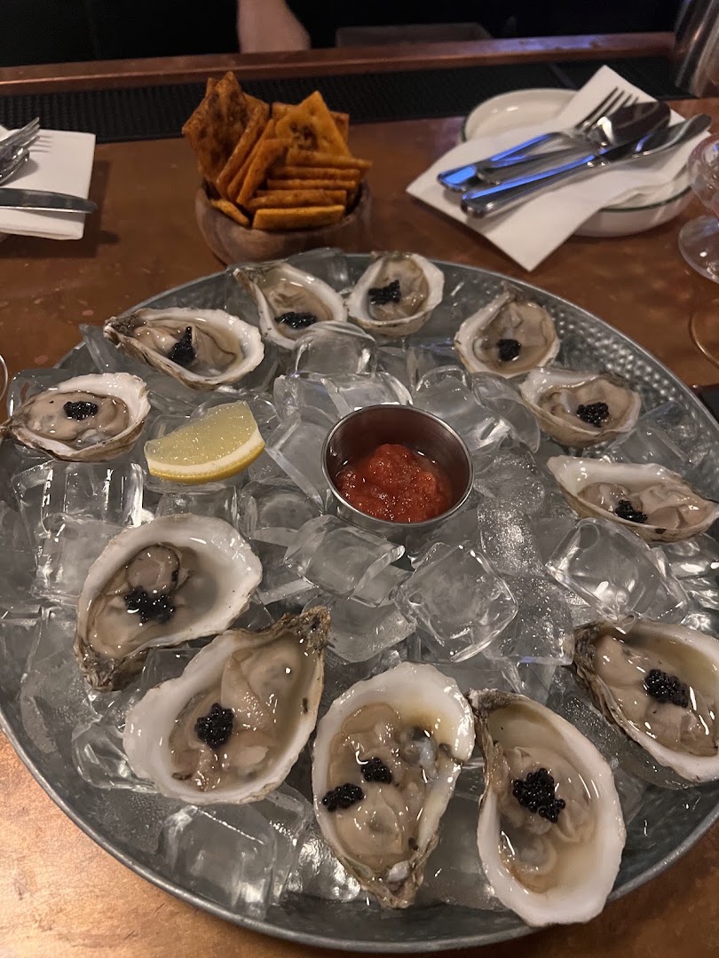 Avegno: appetizing photo of served oysters