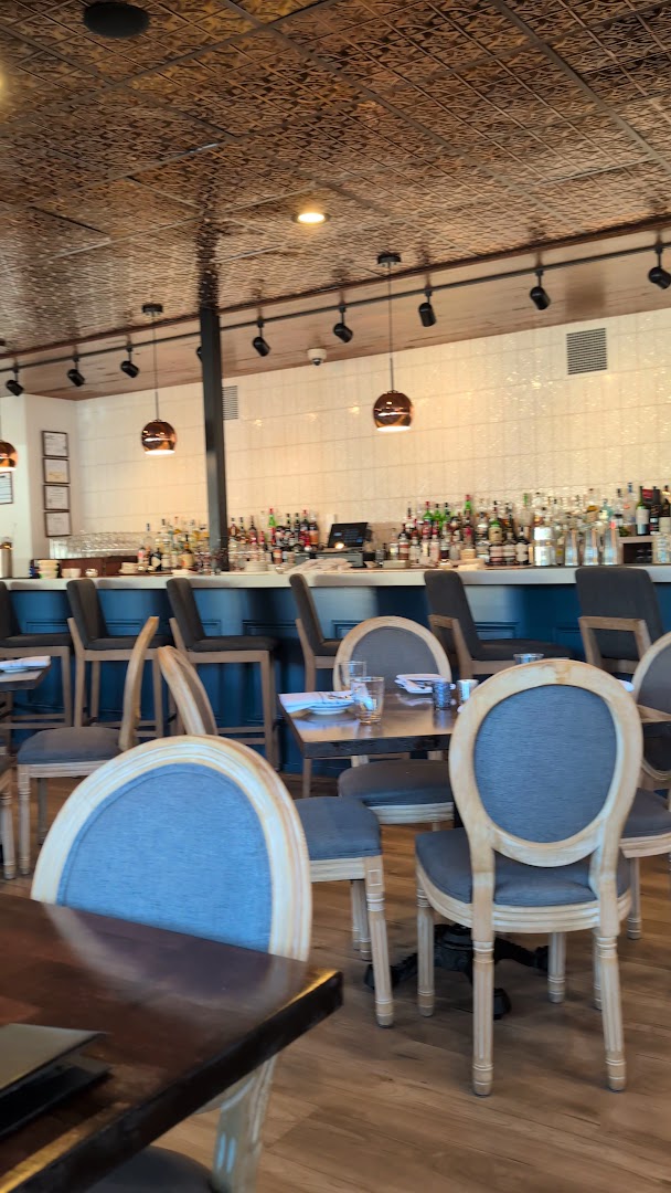 Charmant: clear shot of restaurant interior