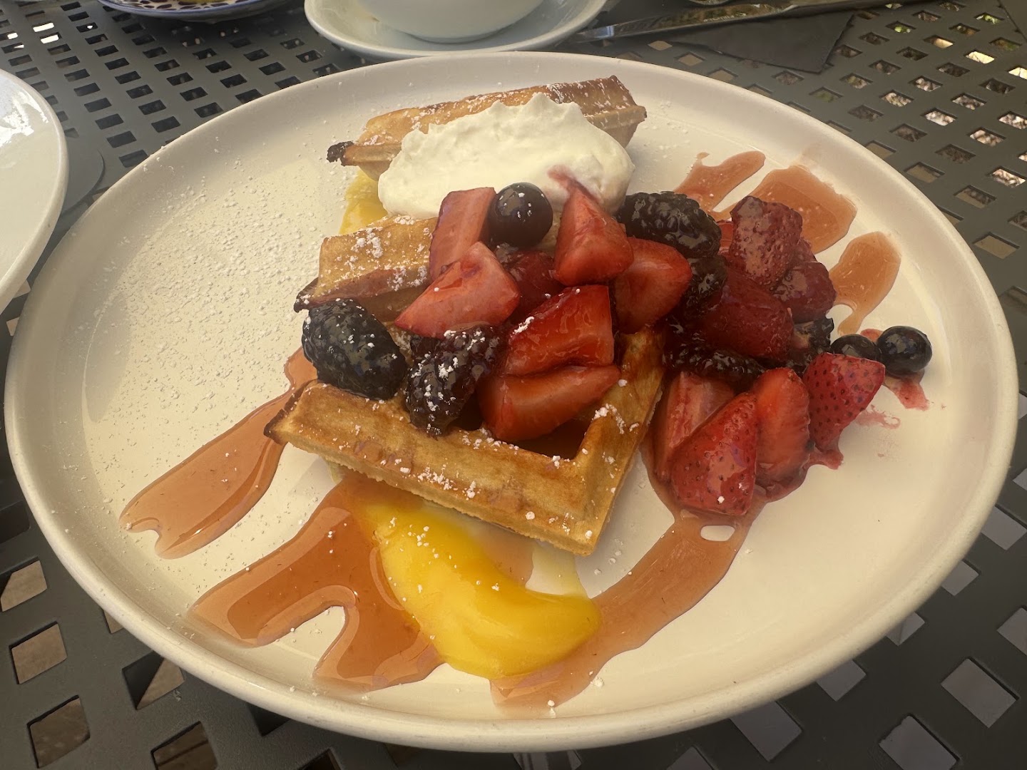 Charmant: appetizing photo of plated waffles