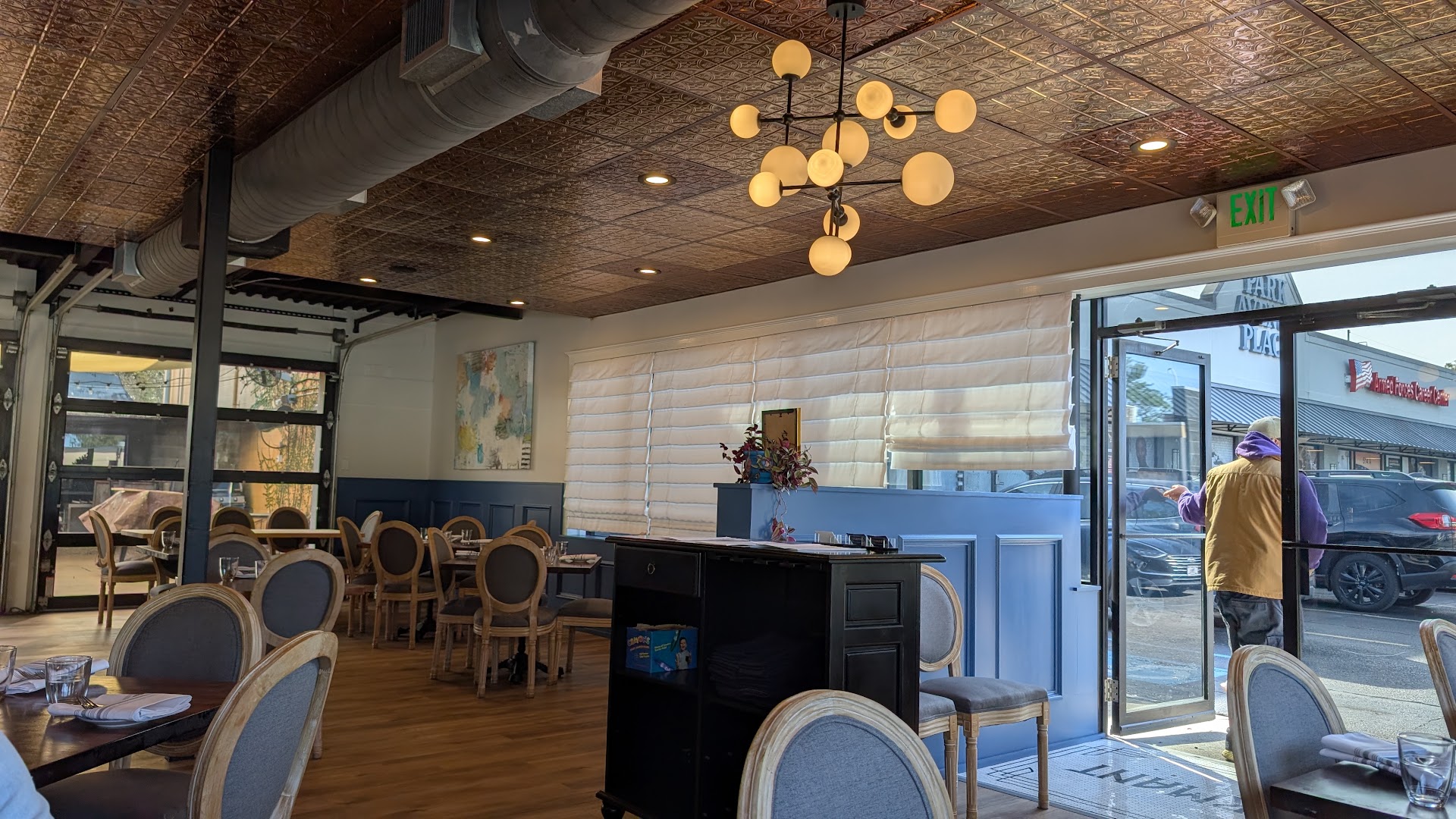 Charmant: clear shot of restaurant interior
