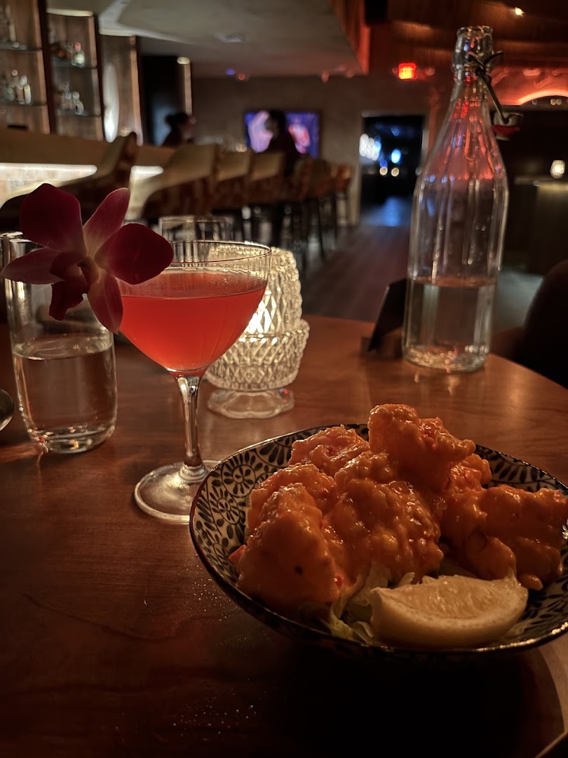 Kira: appetizing food and drink presentation