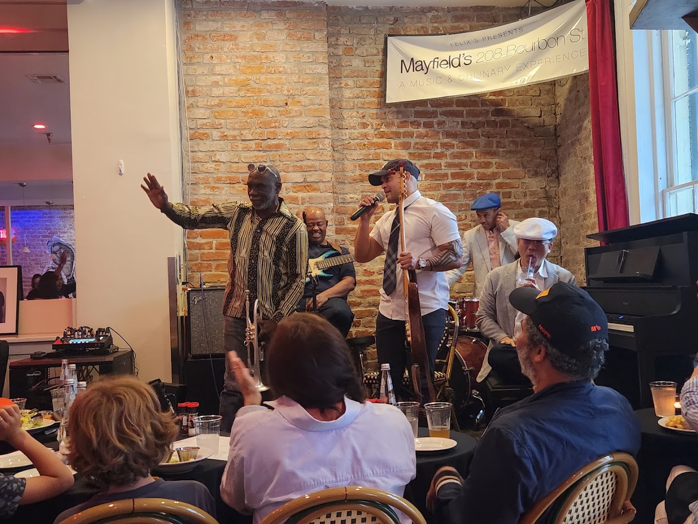 Mayfield's 208: live performance atmosphere well