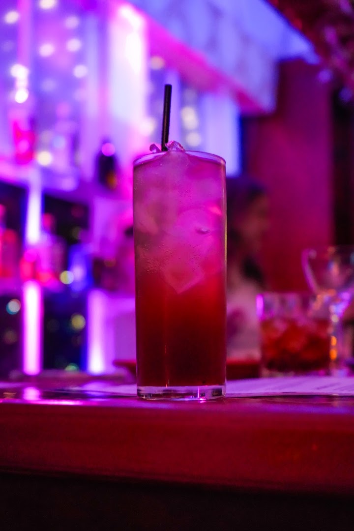 Mélange: attractive cocktail with bar atmosphere