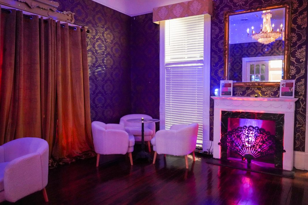 Mélange: attractive bar interior atmosphere