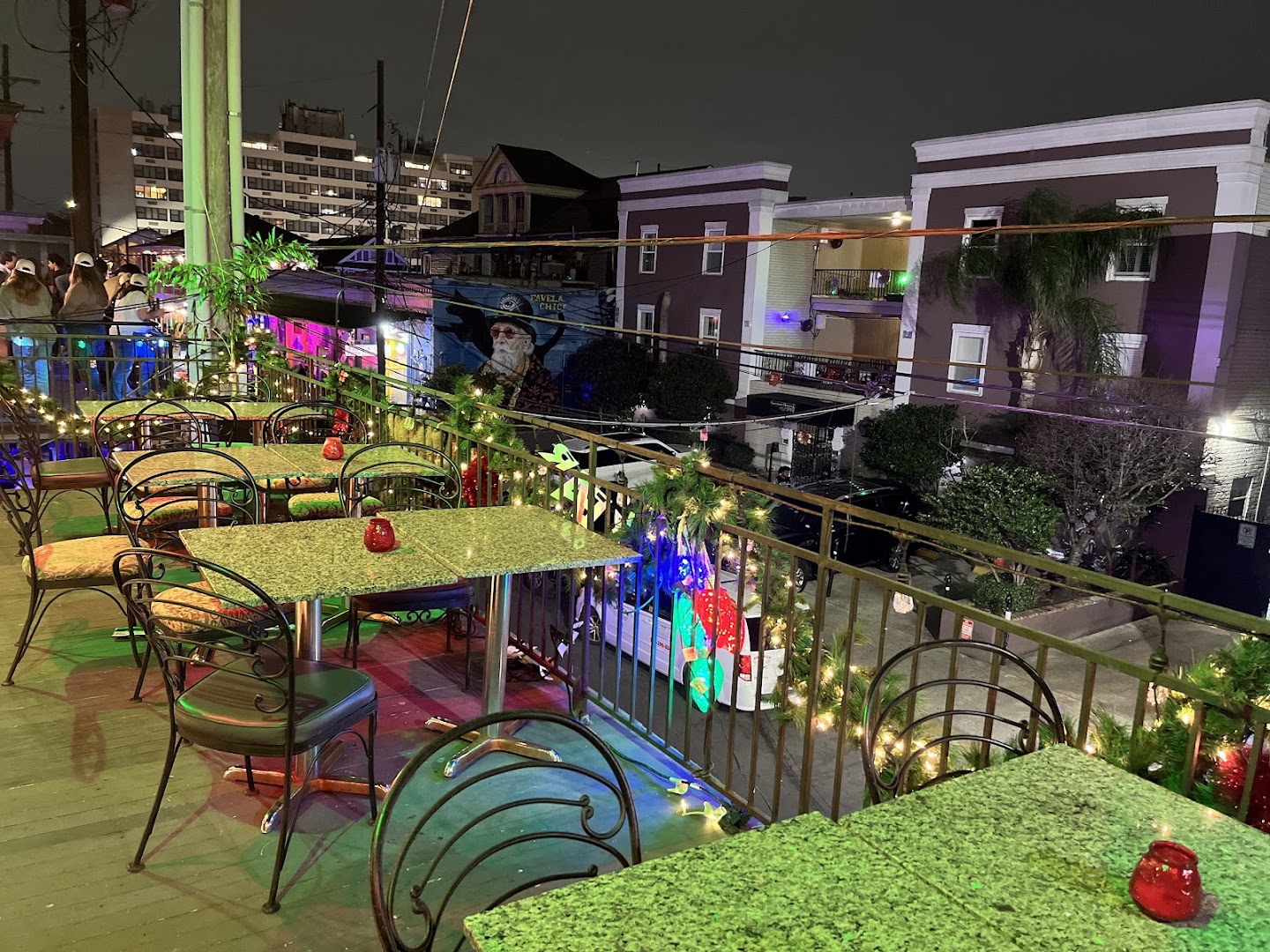 Mélange: inviting terrace atmosphere at night