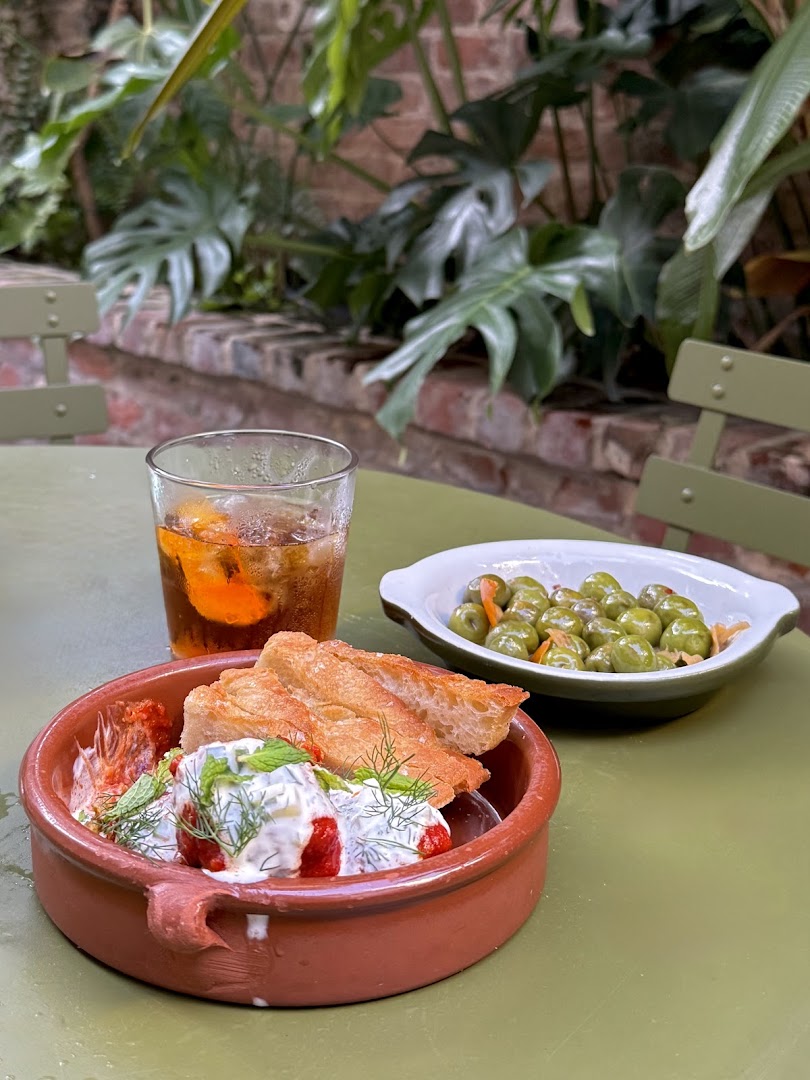 Patula: appetizing food and drink presentation