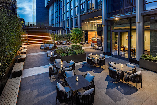 The George Manhattan: professional shot of hotel terrace