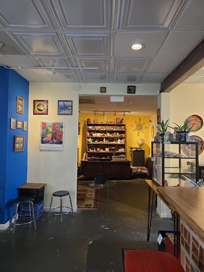 Águila Coffee: clear shot of venue interior