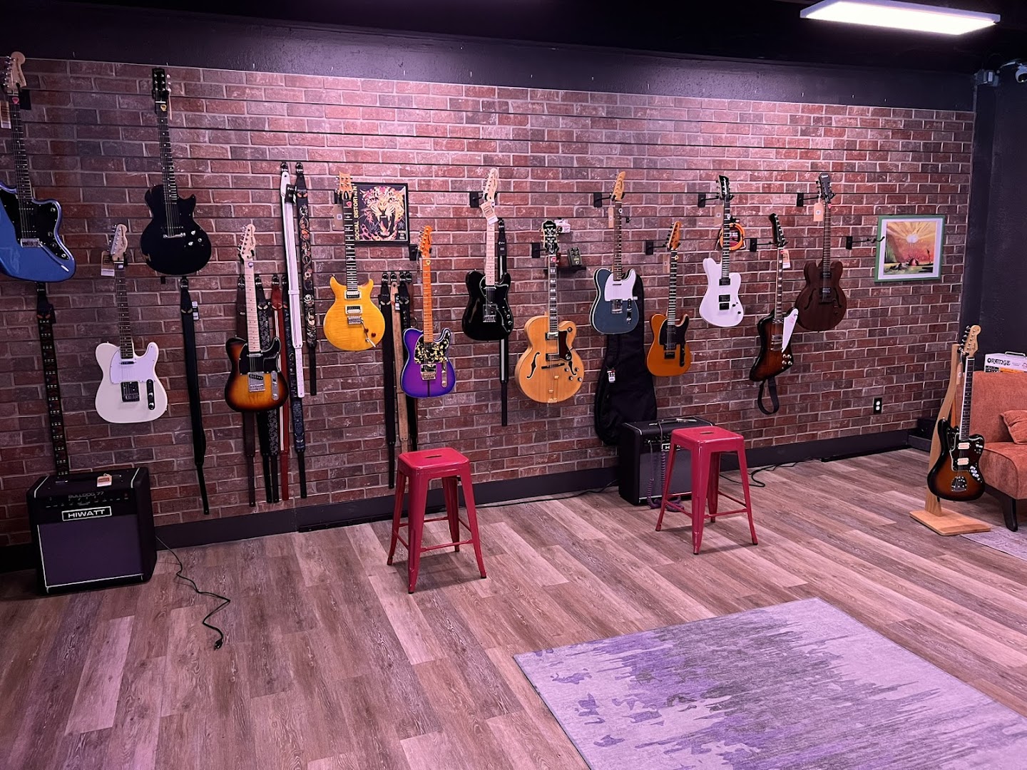 AMP'd Guitar Den: clear display of shop products