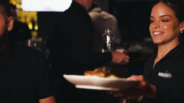 Delaney's Tavern: professional staff serving food