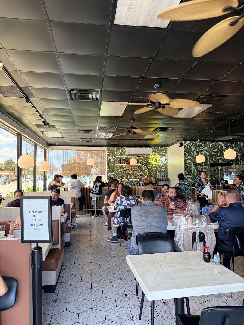 Moa Kai Hawaiian Diner: clear shot of restaurant atmosphere