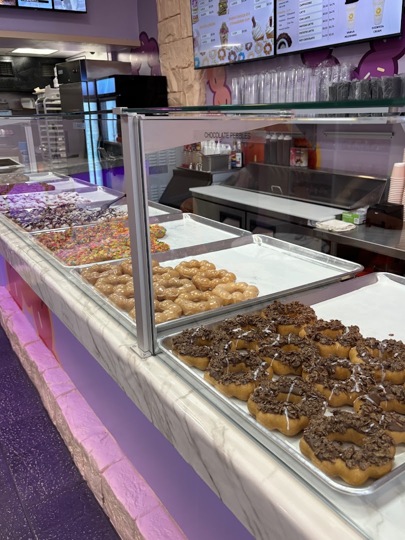 Mochiry: clear display of fresh donuts