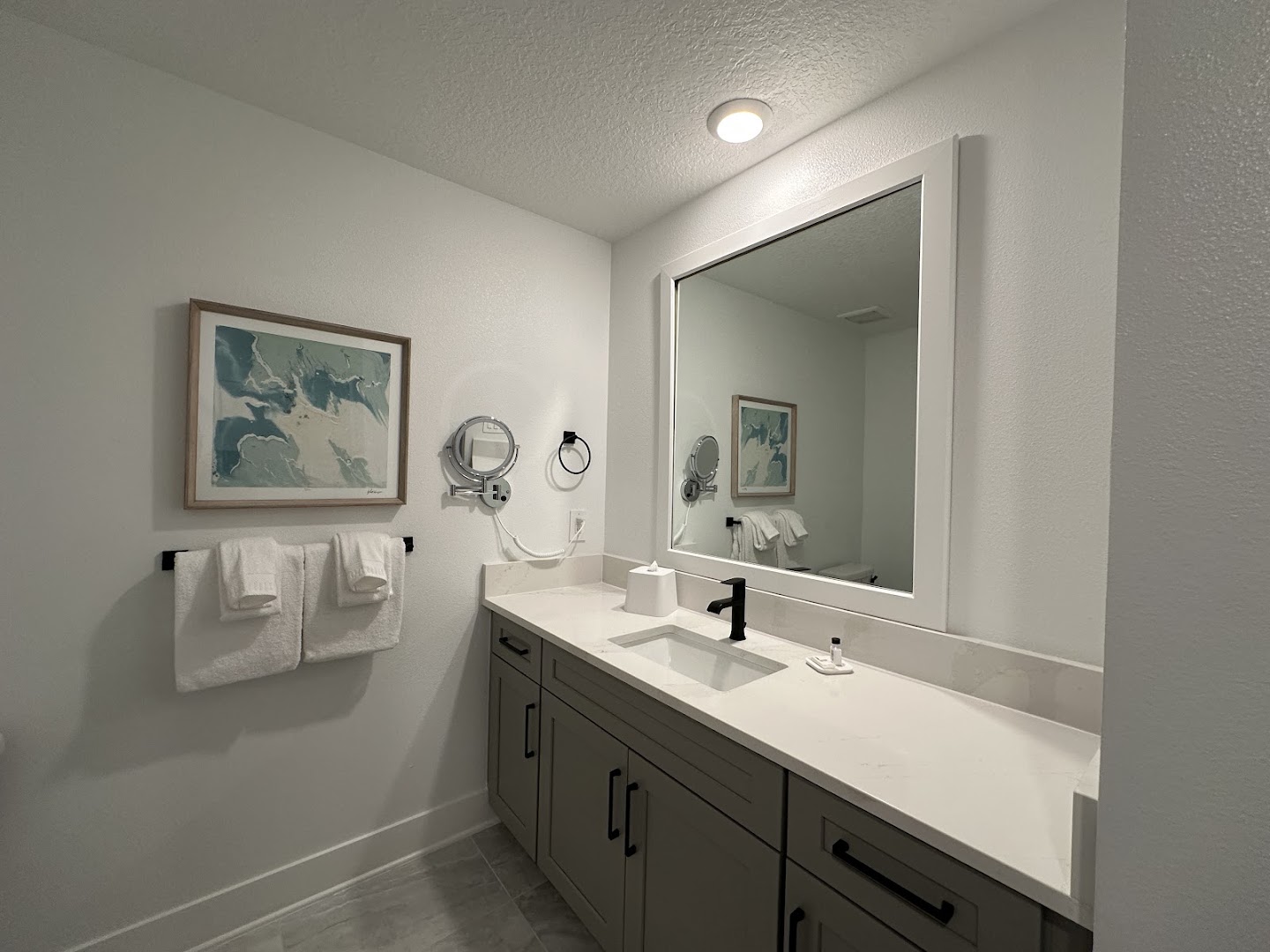 Villatel Resort Orlando: clean and professional hotel bathroom