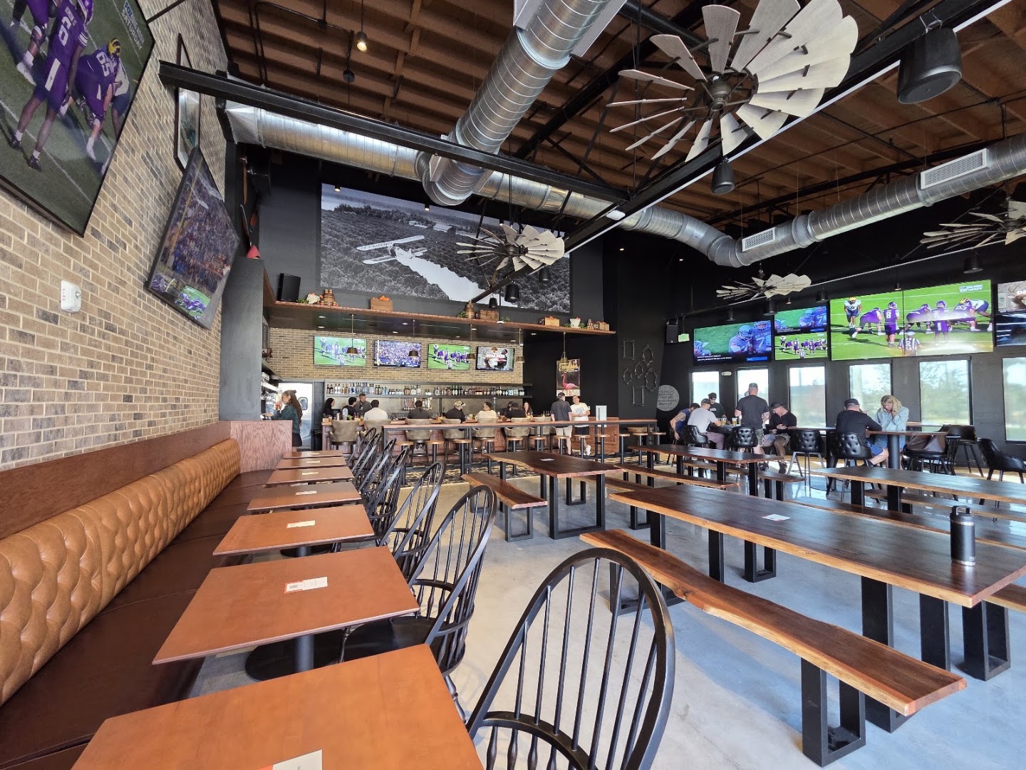 Walter's Tavern: clear shot of venue interior
