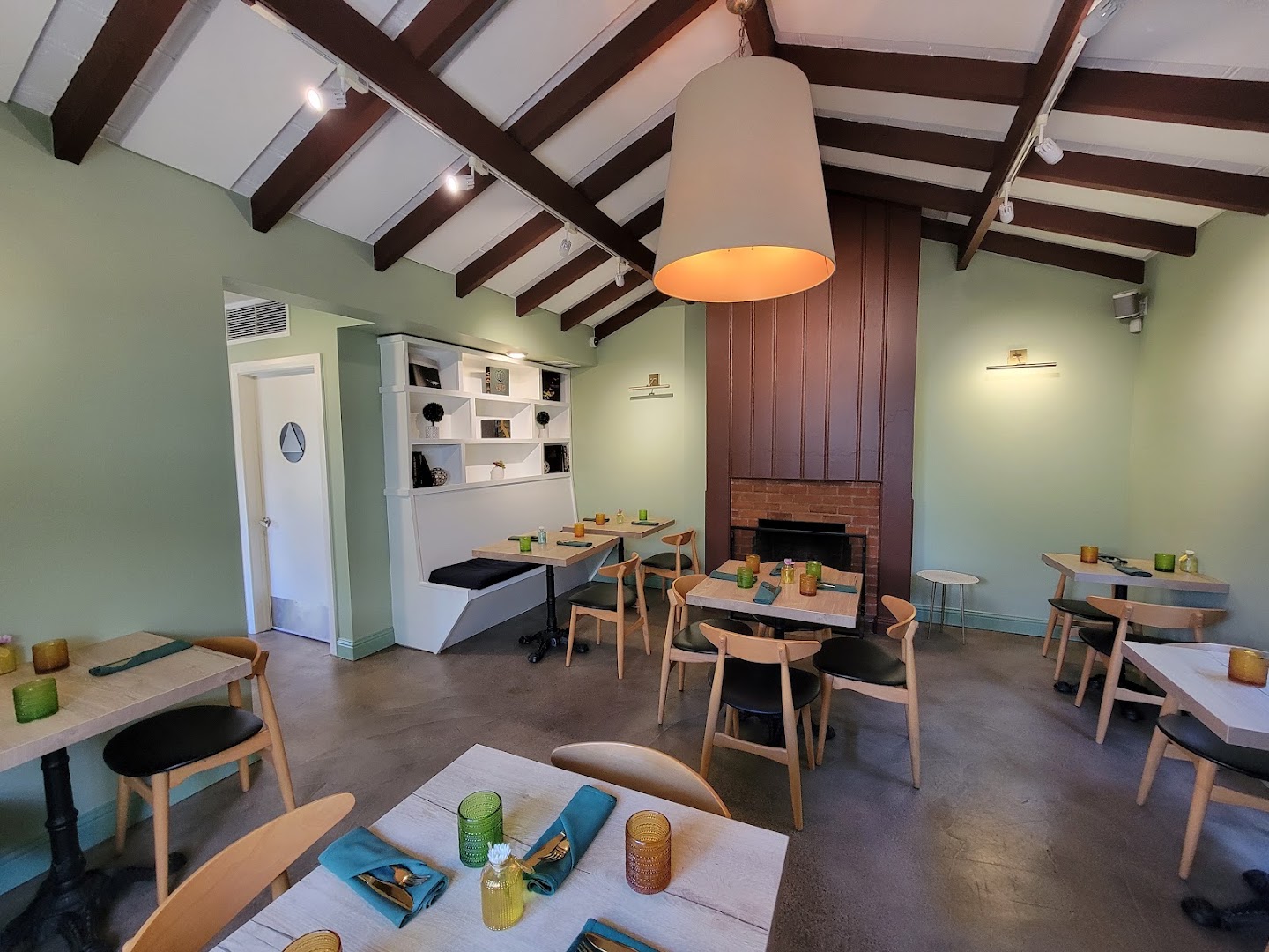 Ash & Vine: clear, inviting interior dining space
