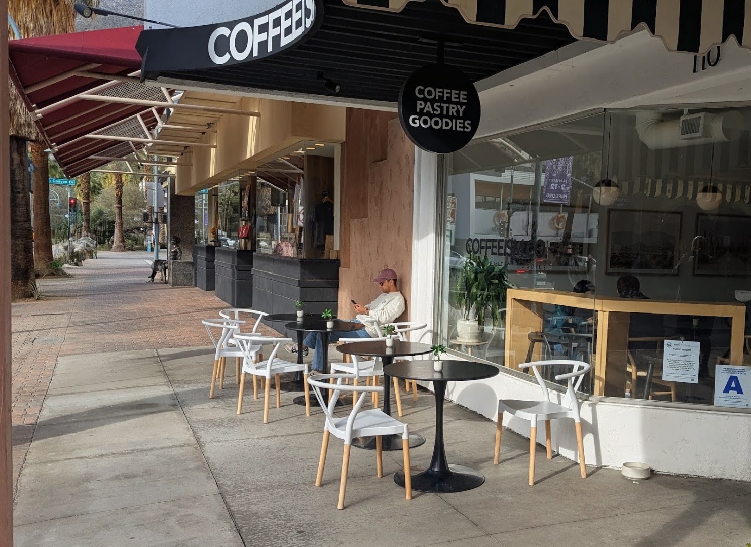 Coffeeism Co.: clear, inviting exterior seating area
