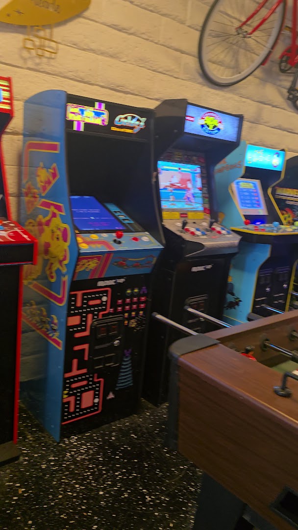 Palm Canyon Axe Club: venue atmosphere and activities