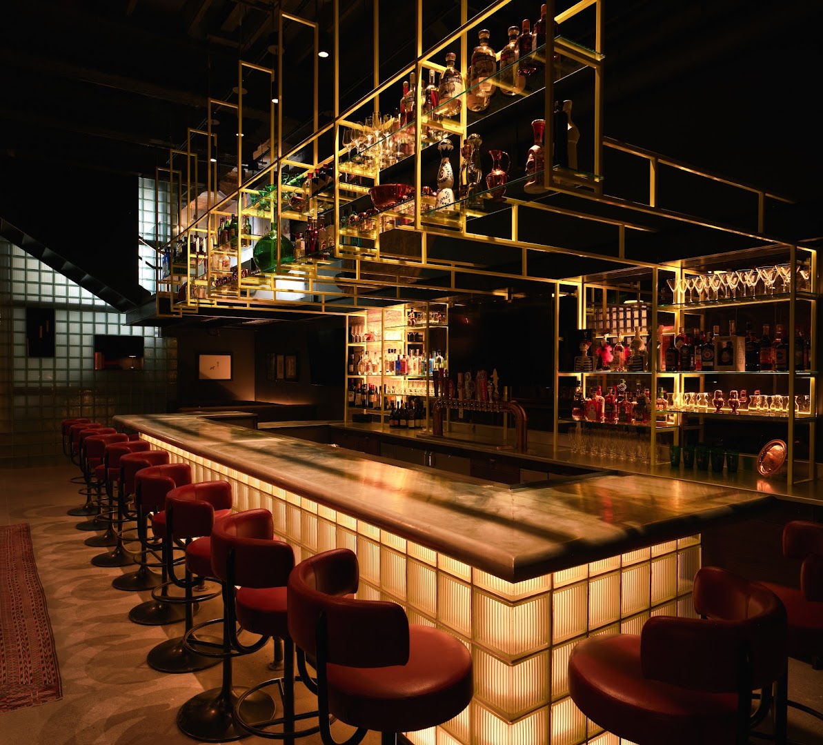Ballers: high quality interior bar shot